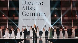 Die neue Miss Germany heißt Anja Kallenbach (vorne). Die Schwetzingerin Weihua Wang (hinten, 4. v. r.) kam unter die Top 8.