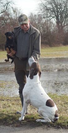 Jäger Gerhard Herm mit seinen Hunden „Cleo“ und „Jogi“.