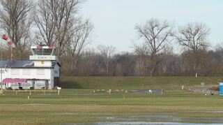 Der Flugplatz Herrenteich war „Eissportzentrum“, weil das Hochwasser gefror – das zog viele Ausflügler an, die sich nicht immer zum Wohl von Wildtieren verhielten.