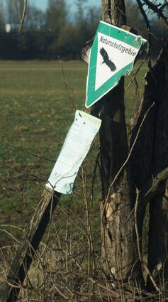 „Naturschutzgebiet“ – keine 14 Tage stand das Schild, ehe es abgesägt wurde.
