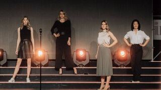 Es geht los: Weihua Wang (r.) mit den Finalistinnen der anderen Bundesländer bei der Miss-Germany-Wahl in der Vorstellungs-runde. Hier konnte sie die Jury von sich überzeugen.