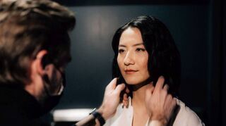 Der letzte Check: Kurz vor dem Start der Veranstaltung ist das Styling-Team noch mal bei Weihua Wang.