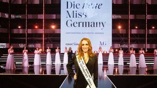 Anja Kallenbach (vorne) ist die neue Miss Germany. Sie steht kurz nach ihrer Wahl auf der Bühne. Im Hintergrund die Finalistinnen der anderen Bundesländer – mit dabei die Schwetzingerin Weihua Wang (4. v. r.).