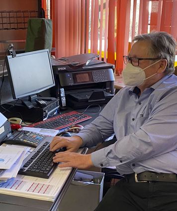 Die Arbeit geht für Jürgen Stang (FWV) weiter. Mit FFP2-Maske ist er in seiner Reiseagentur tätig und auch für die Ketscher weiter ansprechbar – wenn auch nicht im von ihm gewünschten Ausmaß, wie er betont.