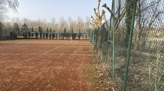 Die Vorstandsmitglieder möchten den renovierungsbedürftigen ehemaligen Trainerplatz drei umgestalten. Entstehen sollen dort laut bisheriger Planung eine Padel-Anlage, ein Angebot für Beachtennis und ein Loungebereich für Veranstaltungen.