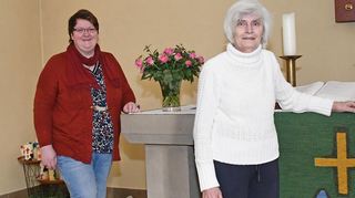 Elisabeth Klett (l.) ist neue Obfrau beim evangelischen Kirchenchor. Sie übernimmt damit das Amt von Ehrenobfrau Brigitte Heede, die diese Position über 40 Jahre innehatte und mit viel Freude ausübte.