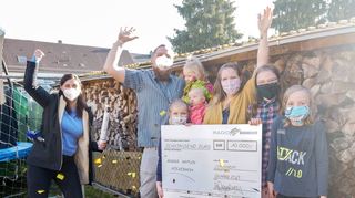 Glückliche Gewinner: "Radio Regenboten"-Moderatorin Cristina Klee bringt Familie Hamleh aus Hockenheim 10.000 Euro mit.
