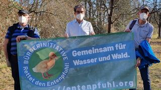 Dr. Andre Baumann (Mitte), Landtagskandidat der Grünen, bei einem Treffen mit Heinz Eppel (r.) von der Bürgerinitiative „Rettet den Entenpfuhl“.