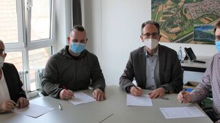 Unterzeichnung der Jagdpacht für die nächsten sechs Jahre: Die Jäger Frank Eitner (v. l.) und Kai Rill, Bürgermeister Dr. Ralf Göck und der stellvertretende Kämmerer Andreas Willemsen kommen dafür im Rathaus zusammen.