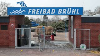 Der Eingangsbereich des Freibades wird derzeit technisch so aufgerüstet, dass die Besucher ihre Karten zusätzlich zum Kassen-schalter auch einen Automaten und online erwerben können.