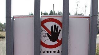 Liegt der schlechte Zustand des Geländes hauptsächlich daran, dass dieses Schild ignoriert und das Areal illegal betreten wird?