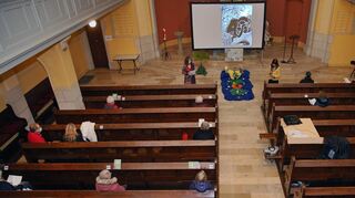 Weltgebetstag unter Corona-Bedingungen: In der evangelischen Kirche stellen Marianne Langlotz und Friedel Rupp den Teilneh-mern in einer Powerpoint-Präsentation den pazifischen Inselstaat Vanatu vor. Spielszenen waren nicht möglich.