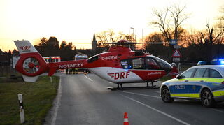 Zwei Autos waren zusammengestoßen. Der Rettungshubschrauber kam. Glücklicherweise verlief der Unfall glimpflicher als gedacht.