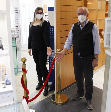 Eyleen Zahn-Becker und Juwelier Edgar Zahn zeigen den Durchgang zwischen beiden Geschäften, der bislang nicht benutzt werden darf.