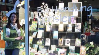 Geneviève Gansler hat das Schaufenster ihrer Buchhandlung mit besonders vielen Büchern bestückt und alle Regale, bei denen es möglich war, in Sichtweite gerückt.
