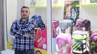 Taner Togan von „Elvin’s Schreib- und Spielwaren“ vor dem Schaufenster seines Geschäftes – er ist über ein längeres Verkaufsverbot besonders verärgert.