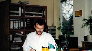 1989 im Rechnungsamt: Mit spitzem Bleistift und stark konzentriert kalkuliert er die kommunalen Finanzen.