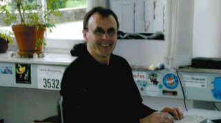 2007 im Ordnungsamt: Der Computer ist zum wichtigen Arbeitsgerät geworden, wie man an der Tastatur sieht. Gottfried Sauter hat sichtlich Spaß daran.