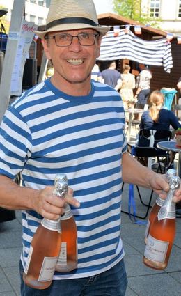 Immer gut gelaunt: Beim französischen Markt 2018 sorgt Gottfried Sauter für Sekt-Nachschub.