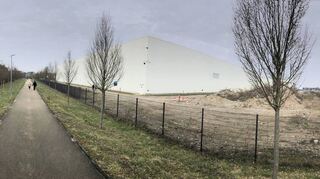 Links ist die alte Wagenrichthalle zu sehen, rechts das weiße Gebäude von Decathlon. Wenn der Sportartikelhändler erweitert, muss der Rad- und Fußweg in der Mitte nach Süden verlegt werden.