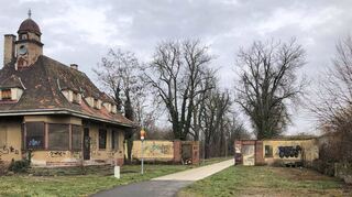 Links ist das alte Pförtnerwohnhaus des Ausbesserungswerks zu sehen, dafür hat sich in Investor gefunden. Rechts stand ein zweites Häuschen, es soll rekonstruiert werden.