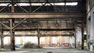 Ein Blick in die ehemalige Wagenrichthalle II. In der Vergangenheit waren dort zahlreiche Sprayer zugange.