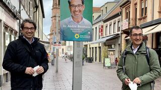 Vielleicht hat dem Grünen-Politiker Andre Baumann auch der symphatische Auftritt mit Cem Özdemir (r.) ein paar Wählerstimmen eingebracht. In der Schwetzinger Fußgängerzone haben sie fürs Foto in der vergangenen Woche kurz die Maske ausgezogen.