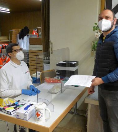 Thorsten Klingler (r.) freut sich über das negative Testergebnis, das er von Fabio Di Bernardo mitgeteilt bekommt.