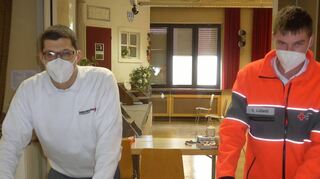 Fabio Di Bernardo (l.) und Sebastian Ludwig haben die Testkassetten im Blick. Sie warten auf das Ergebnis, das im Beobachtungsfenster zu sehen ist.