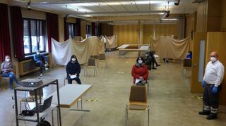 Etwa 20 Minuten müssen die getesteten Personen auf das Ergebnis warten. Auch im Josefshaus muss der Abstand von eineinhalb Metern eingehalten werden.