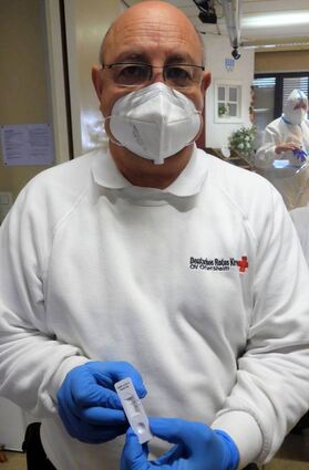 Hans-Thomas Dilger zeigt die kleine Kassette, in der bald einer oder zwei Striche erscheinen.