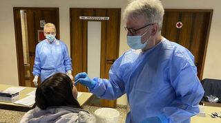Sandra Alber von der Gemeindeverwaltung lässt sich von Dr. Karsten Mrozik testen. Arzthelferin Christiane Vögler hat zuvor alles vorbereitet.