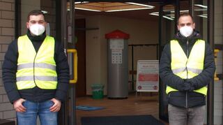 Erstmals mit Ordnern: Selcuk Gök und Pascal Wasow stehen vor der Jahnhalle in Brühl.