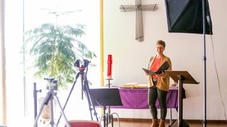 Studio statt Kirche, der Anblick von Technik statt direkten Kontakts zur Gemeinde: Pfarrerin Katharina Garben blickt mit gemischten Gefühlen auf ein besonderes Jahr zurück, in dem sich viel bewegt hat.