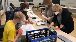 Auszählen der Stimmen zur Landtagswahl im Brühler Ratssaal mit den Wahlhelfern (v.l.) Dennis Kilian, Christine Eichhorn, Elke Isler und Karin Adler.