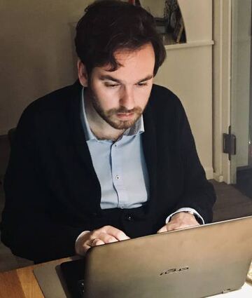 Konzentriert verfolgt Andreas Sturm (CDU) die Ergebnisse am Rechner.