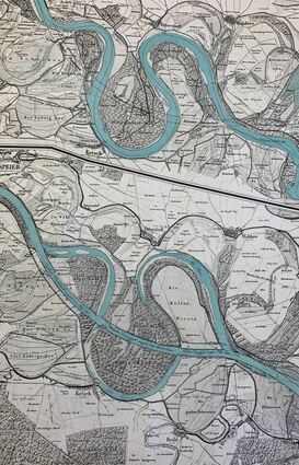 Darstellung des Ketscher Rheindurchschnitts mit Verlauf des Rheins vor Korrektion des Oberrheines (oben) und danach (unten) wird auf diesen vergleichenden Karten von 1885 dargestellt. Man erkennt die Mäander des Flusses und den dann begradigten Strom als blaues Band.