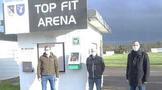 Schaumaplast-Standortleiter Thomas Plautz (v. l.), Jugendleiter Markus Harder und Vorsitzender Uli Kief präsentieren am Kassenhäuschen den Defi-Kasten.