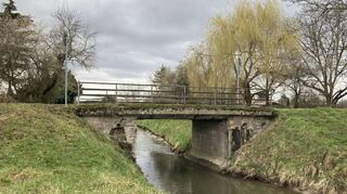 Die alte Brücke beim Eisenbahnweg über den Leimbach zwischen Brühl und Ketsch soll saniert werden. Der Gemeinderat wird wohl am Montag die Aufträge dafür vergeben.