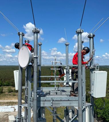 Je mehr Antennen für die fünfte Mobilfunkgeneration (5G) in Betrieb gehen, desto besser der Datenempfang. Das Symbolbild zeigt die Antennenmontage.