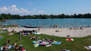 Trotz der widrigen Bedingungen war die Badesaison am Blausee erfolgreich. Auch in diesem Jahr wird wohl am Prinzip der Ober-grenze festgehalten, dürfen maximal 2000 Menschen gleichzeitig auf das Freizeitgelände.
