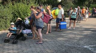 Immer wieder kam es in der vergangenen Badesaison zu langen Schlangen vor dem Einlass zum Blausee. In Zeiten der Corona-Pandemie und der geltenden Abstandsregeln wahrlich nicht gerne gesehen.