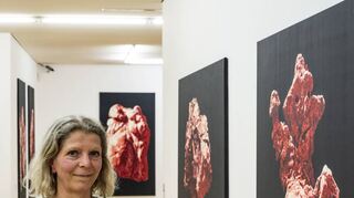 Der Kunstverein Speyer zeigt in seinen Räumen im Kulturhof Flachsgasse die Ausstellung „Close Strangeness“ mit Werken der Künstlerin Franziska Rutishauser, die sich vor einem ihrer Werke positioniert hat.
