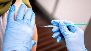 Die Spritze mit dem Impfstoff wird injiziert. Die 30-jährige Jennifer Weber wurde bereits mit dem Vakzin von Astrazeneca geimpft. Im Mai folgt die zweite Impfdosis – der Impfstopp wurde aufgehoben.