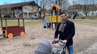 CDU-Rat Marco Schnepf mit Tocher Lara auf dem Spielplatz in Ketsch.
