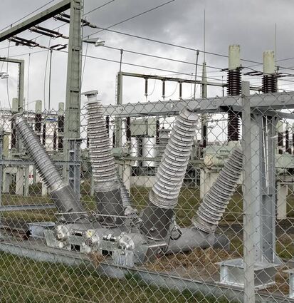 Die großen Isolatoren warten auf ihren Einsatz im Umspann-werk – im Hintergrund sieht man die bisherigen Isolatoren.