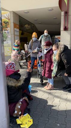 Annika Hamleh (re.) verteilt mit ihrer Familie Geschenke an Obdachlose.