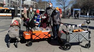 Annika und Michael Hamleh zusammen mit ihren Kindern Olivia (v. l.), Jona, Raphael, Elenora und Dana auf ihrer Tour in Mannheim.