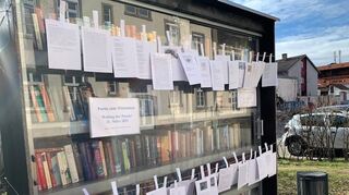 Die Gedichte hängen am Bücherregal.