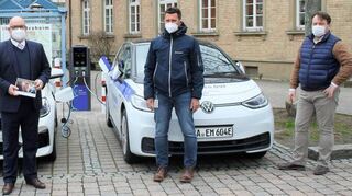 Die neue Ladestation auf dem Parkplatz an der evangelischen Christuskirche ist in Betrieb, zwei E-Autos können gleichzeitig geladen werden: Netze BW-Kommunal-berater Andreas Stampfer (v. l.), Bürgermeister Jens Geiß, Markus Feil (Vertrieb Netze BW) und Kulturamtsleiter Guido Hillengaß.